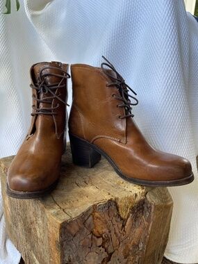 Frye Lace-Up Leather Ankle Boot | Block Heel Bootie | Brown | Size 7